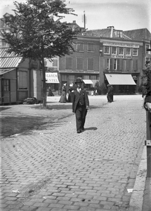 72576 Gezicht op de noordoosthoek van de Neude te Utrecht; op de voorgrond Herman Plukje, bijgenaamd de Pippeling ...